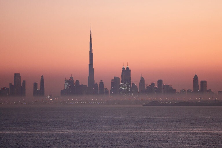 夕焼けに染まる幻想的なドバイ。こんな感動的な光景にいろんなところで出会えます。