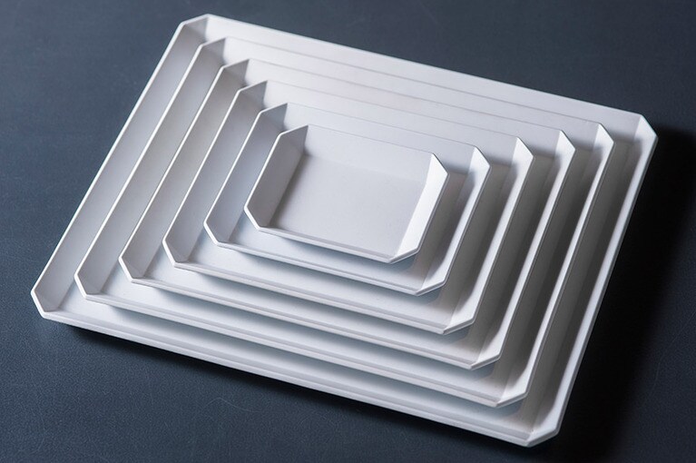 1616 / TY “Standard”　 TY Square Plate Plain Gray シリーズ。90 550円、130 900円、165 1,100円、200 1,600円、235 2,300円、270 2,800円。