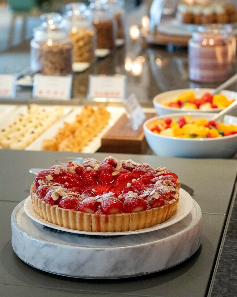 ティータイムにはホールケーキをはじめ多彩なスウィーツを用意し、その美味しさがゲストから好評。