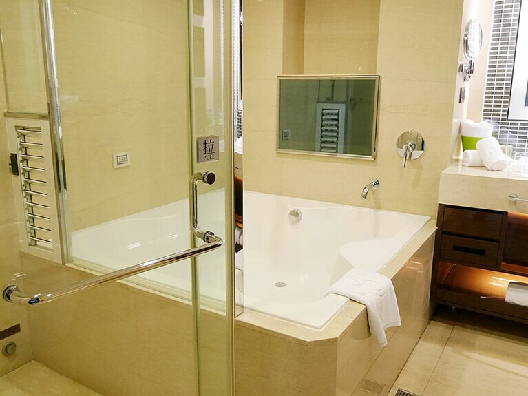 広々とした「エクセレントルーム」のバスルーム。