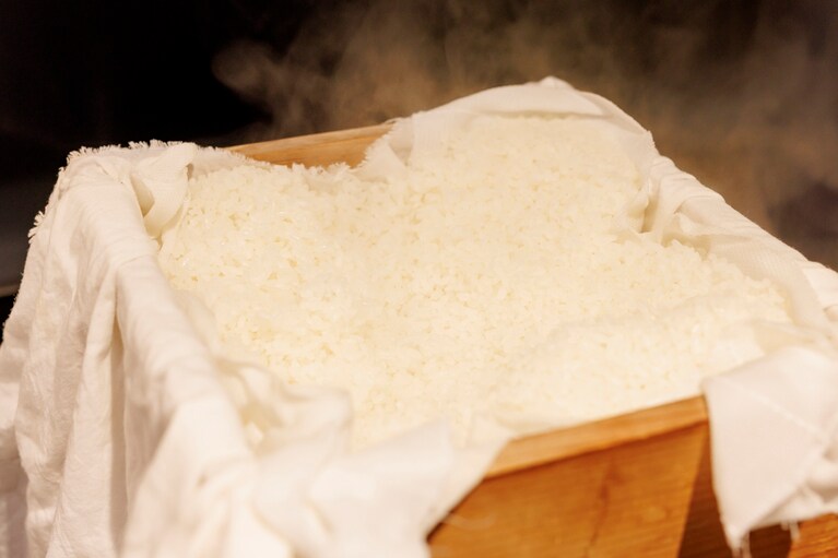 麹には蒸したお米が最適。炊飯すると、外側に水分が多い状態になってしまって、他の菌がつきやすくなってしまう。蒸すことで、外側はパラっとして、中に水分を閉じ込めた状態になったお米を麹にする。