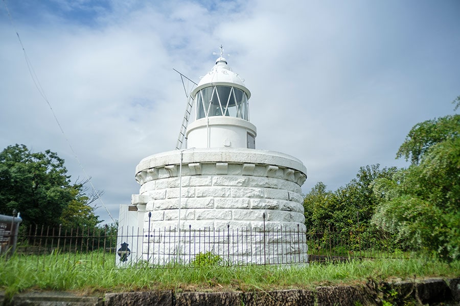 西洋技術の導入初期である明治時代に建設された歴史的灯台として現存する64基のうちの1基。