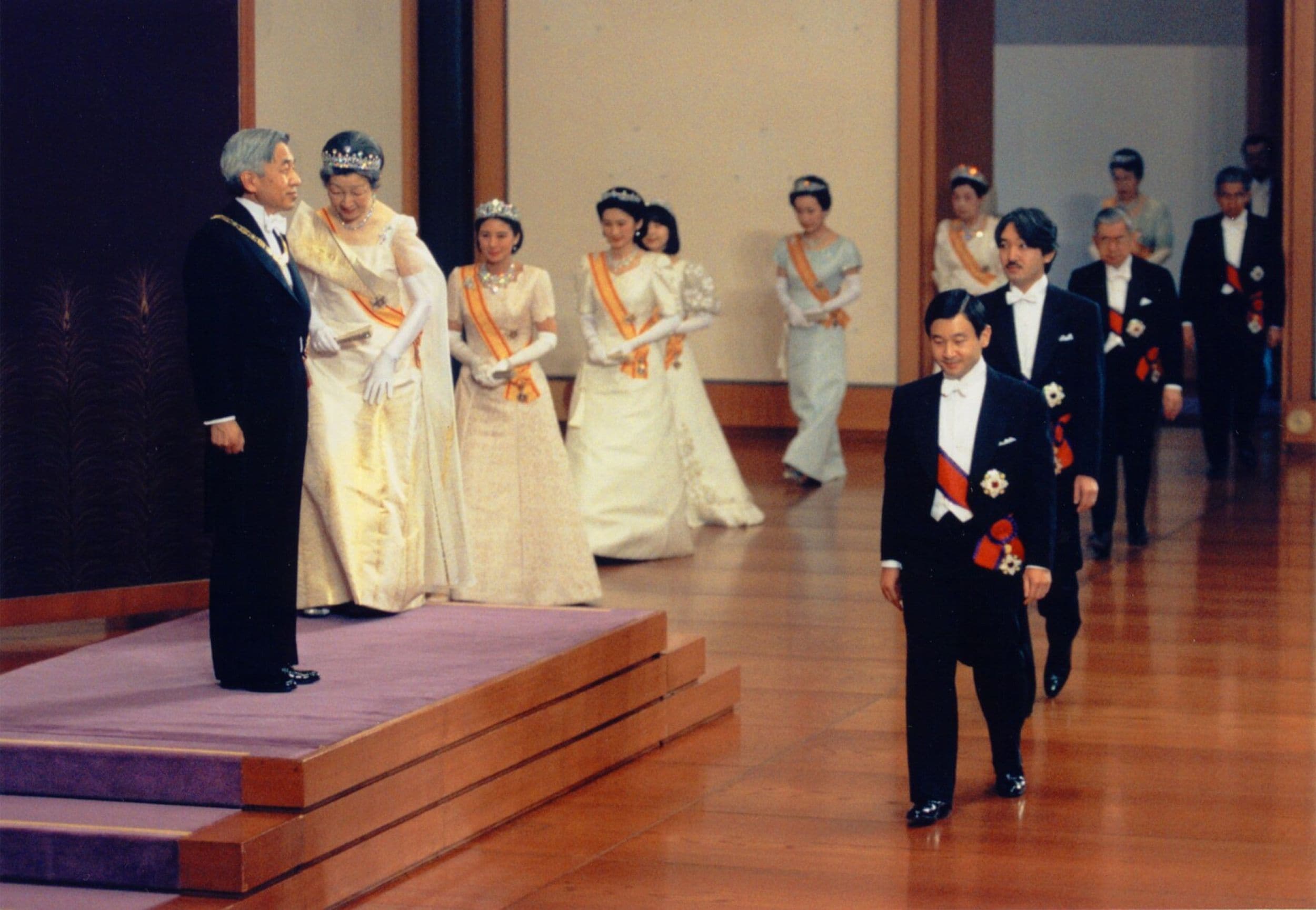 1997年1月1日、皇居・松の間で新年祝賀の儀に臨まれる天皇皇后両陛下（当時）と皇族方。雅子さまのティアラが輝いている。スカラップカット風のドレスは若々しい印象