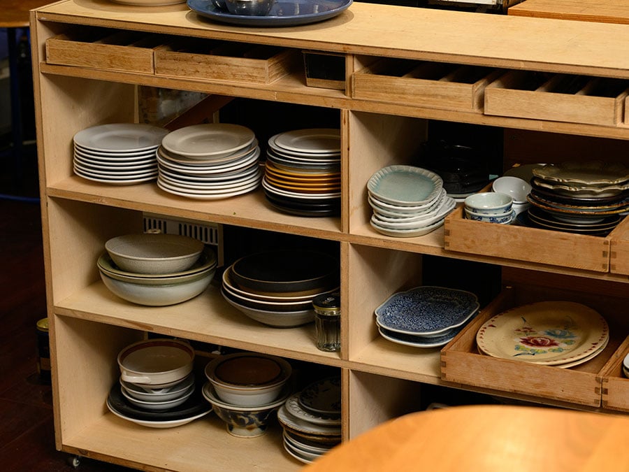 山田さんの食器棚。日本の作家ものから世界各地で収集したうつわが並ぶ。