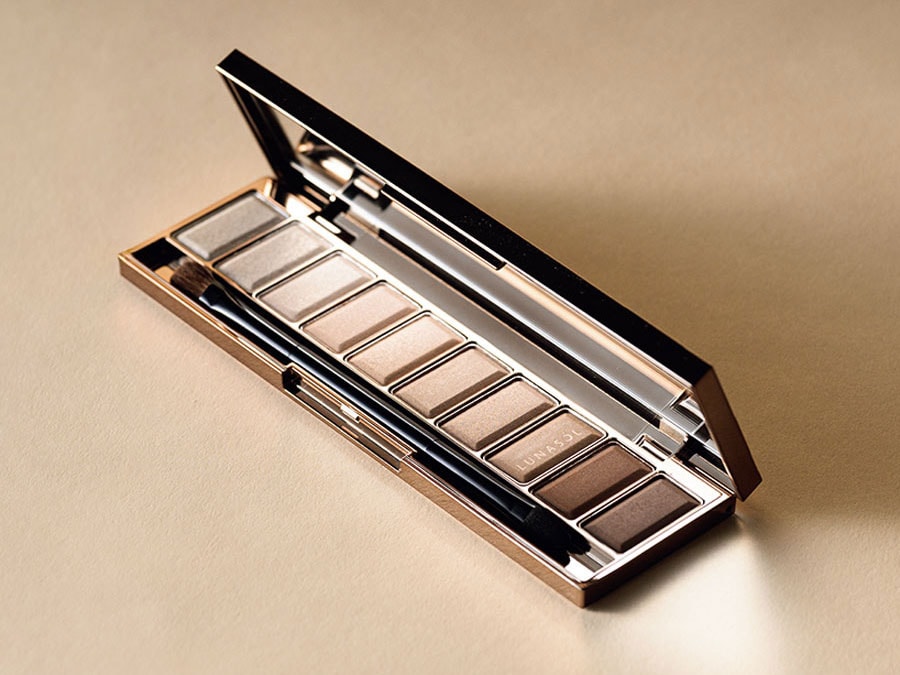 色の存在感を極力出さず、あくまでその人の肌と影になりきるようになじむ設計で、美しさを最大限引き出してくれる。ルナソル ザ ベージュアイズ 01　11,000円／カネボウ化粧品