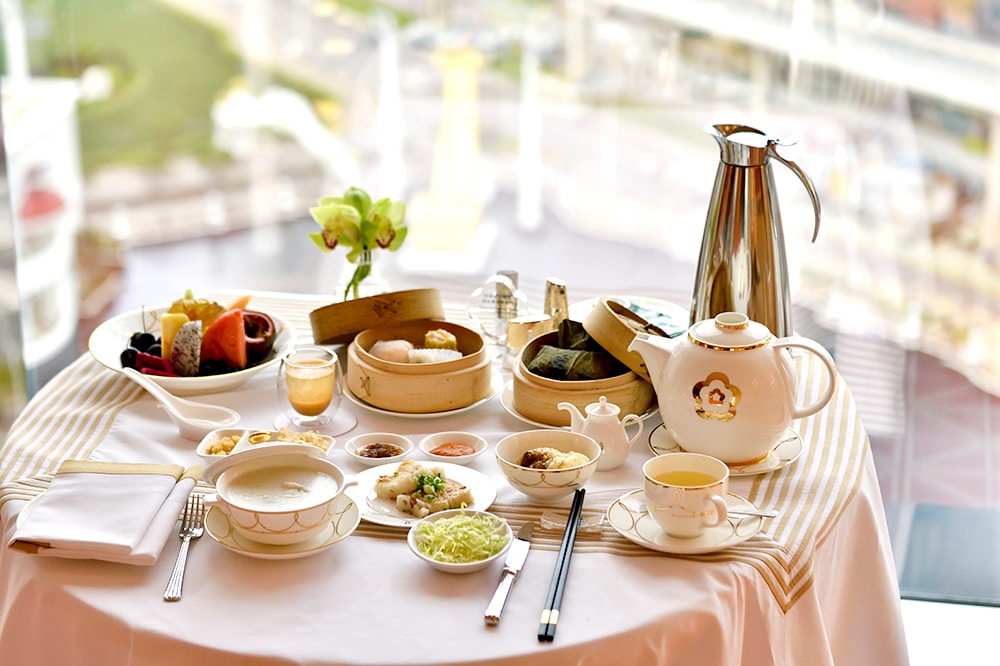ルームサービスの朝食も有名。特に熱々のお粥や点心を味わえる中華セットは人気が高い。