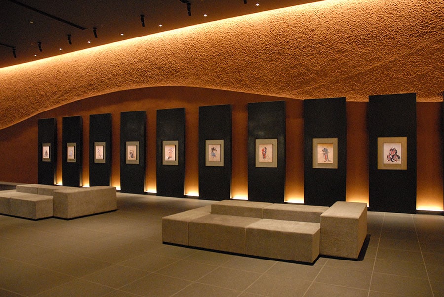 ロビーで出迎える「夷酋列像」と土壁のアートワーク。