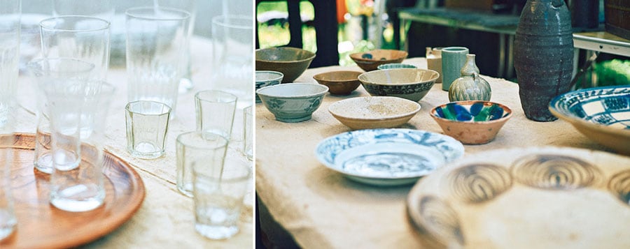 左：ゆらぎや気泡が味わい深い古いグラス。右：古民芸や李朝の器などが並ぶ石川県の「直江道具店」。