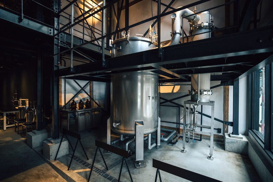 THREEオリジナルの精油蒸留器