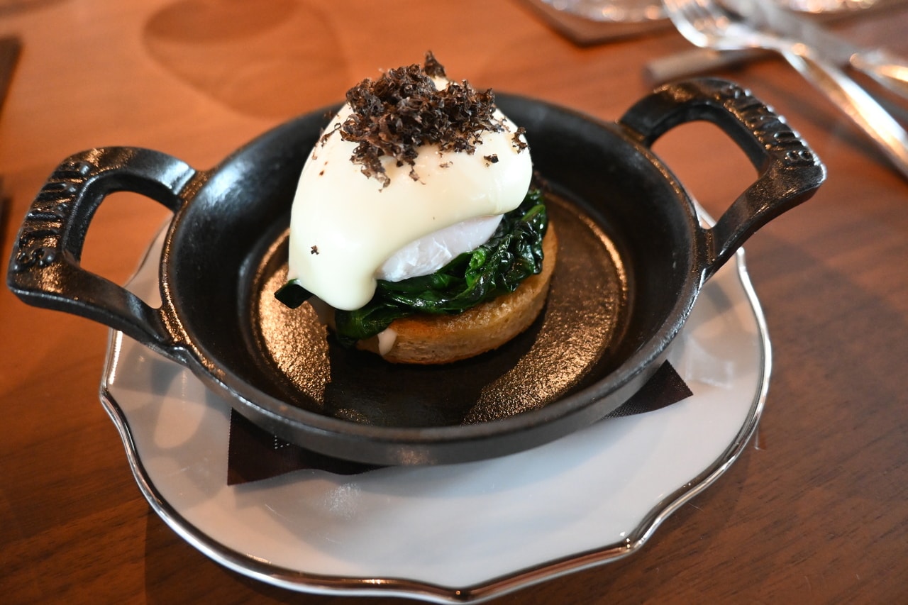 卵料理は3種類から選べます。この日はタラバガニとアボカドとフライドエッグのトースト、濃厚うにのスクランブルエッグ、黒トリュフのエッグフロランタンのラインナップ。写真は黒トリュフのエッグフロランタン。