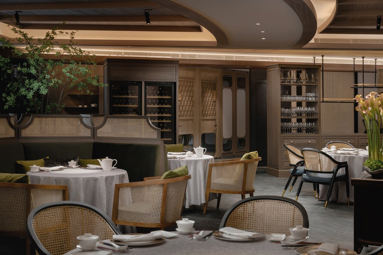 落ち着いたインテリアの内観。