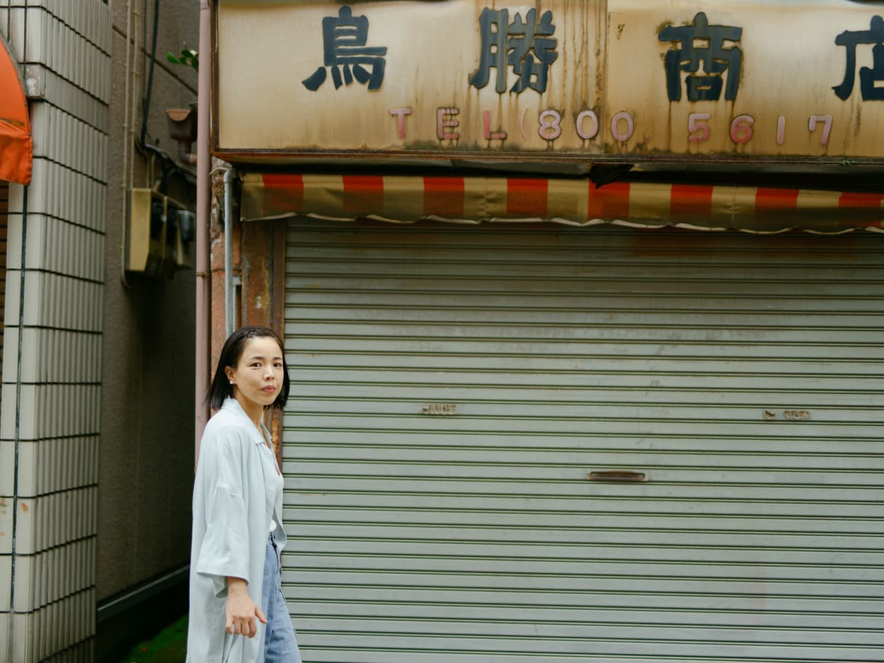 実家は花街の香りが残る尾久にある。写真は宮ノ前商店会にて。