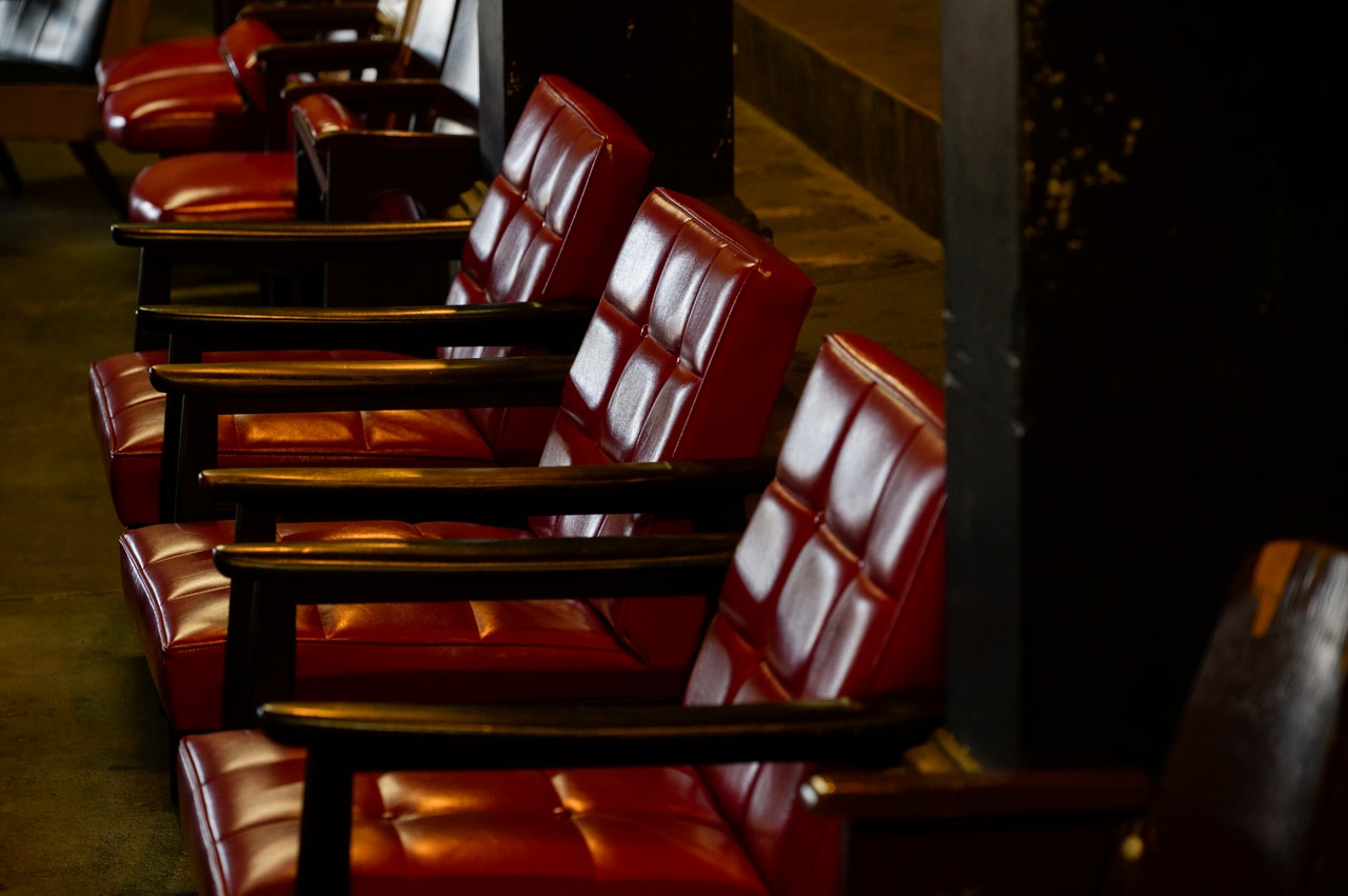 1階席とはひと味違う、2階席のレトロな赤い椅子は貼り直して使用。