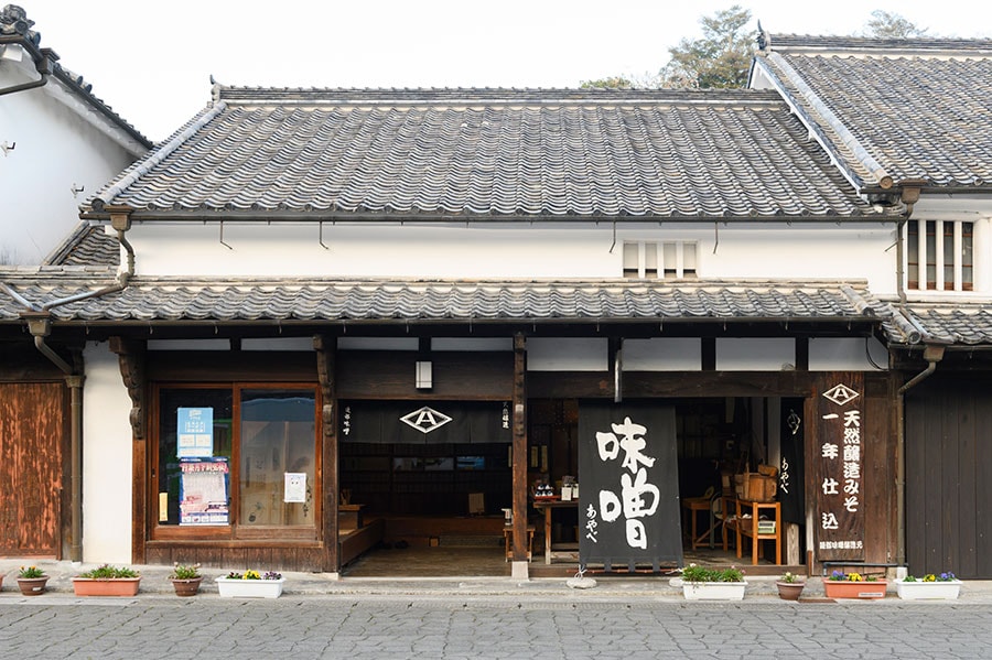 こちらは本物の味噌屋さん「綾部みそ」。