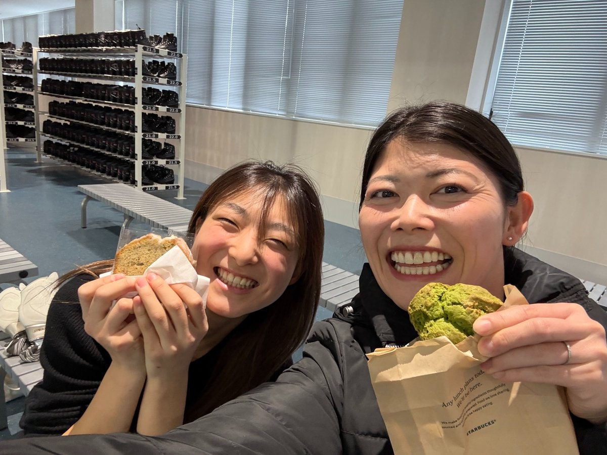 満面の笑みで甘いものを手にする坂本選手と高柴さん。見事、有終の美を飾った「世界フィギュアスケート選手権2026」大会前に撮影。