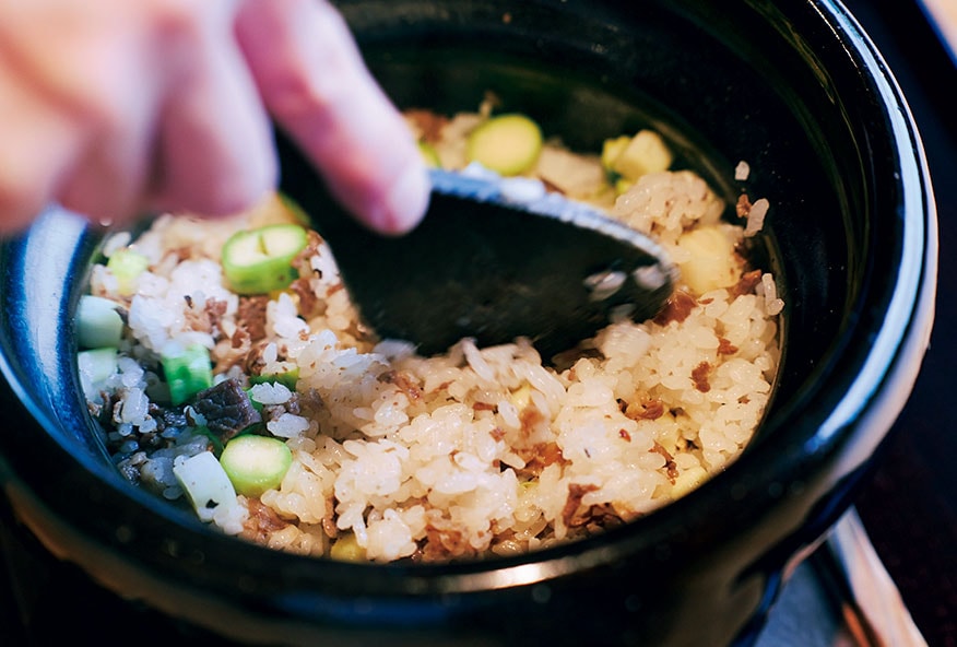 食事はミシュラン一ツ星を持つ日本料理店「てのしま」の林亮平シェフ監修。夕飯のコースメニューは季節によって変わる。写真は「熊野牛のアスパラごはん」。