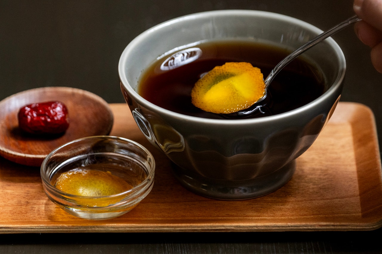 「蔵茶のミントマサラチャイ(冷)」858円。2025年の提供は~9月下旬(予定)。