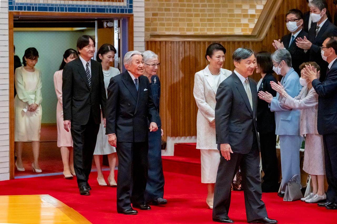 皇居・東御苑の桃華楽堂で催された上皇ご夫妻の卒寿を祝う音楽会（宮内庁提供）