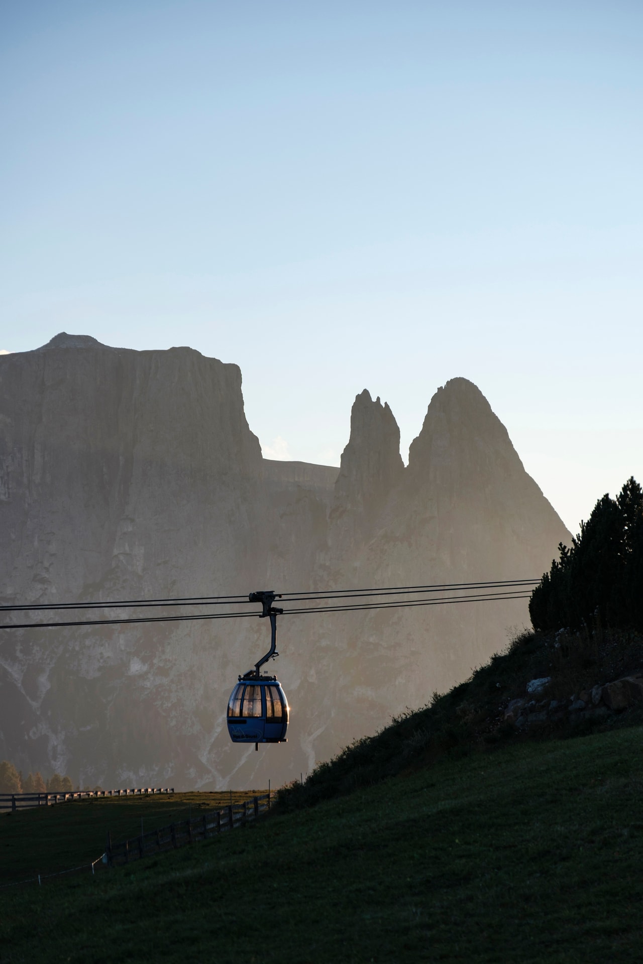 不思議な形の山“シリアル岩塊”。ロープウェイの駅も近い。