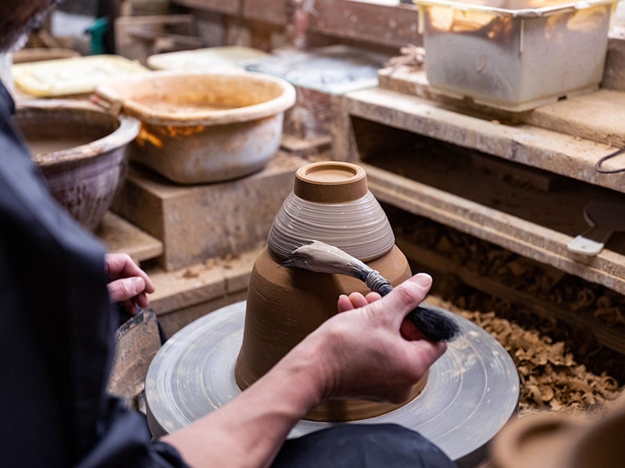15名の陶工が製作に勤しむ。