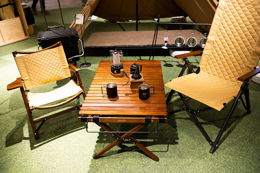 キャンプ場で快適に過ごせるような「Alpen Outdoors」オリジナルアイテム。落ち着いたカラーのウッドテーブルはしっかりとした造りで、ハンガーフレームやハンギングチェーン、メッシュラックも付いています。