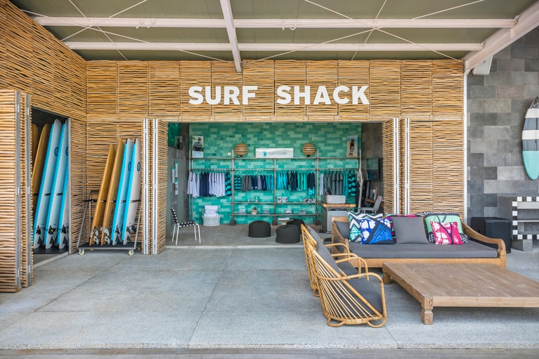 オーストラリアの「トロピックサーフ」がサーフボードのレンタルやスクールを担当。