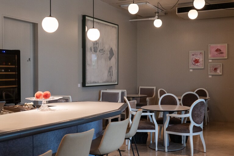 カウンター、テーブルのほか、テラス席も。