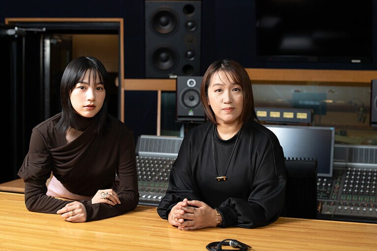 湊かなえさんとのんさん。