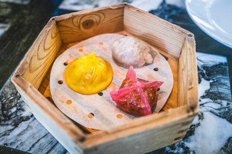 右上から時計周りに／トリュフ入りエビ餃子、季節のマッシュルーム入り水餃子、ラクサ小籠包。