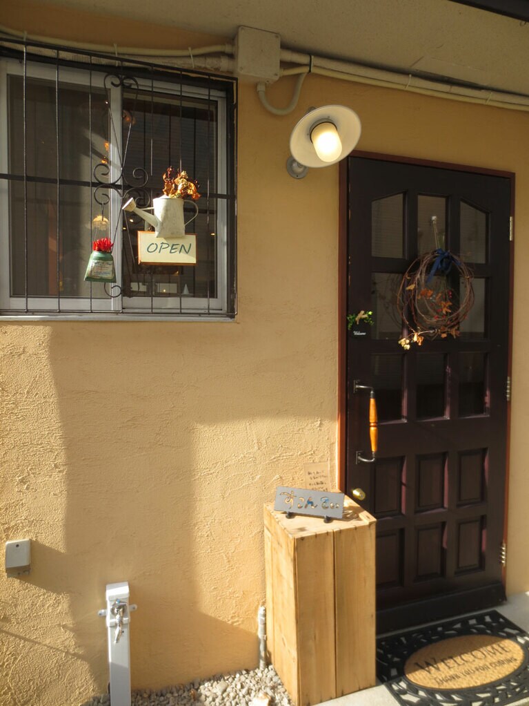 道路に面していない隠れ家風のお店。