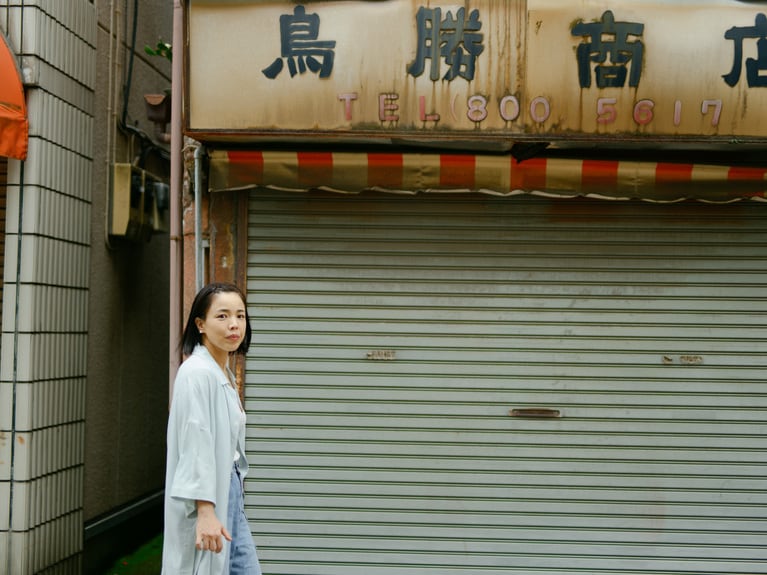 実家は花街の香りが残る尾久にある。写真は宮ノ前商店会にて。