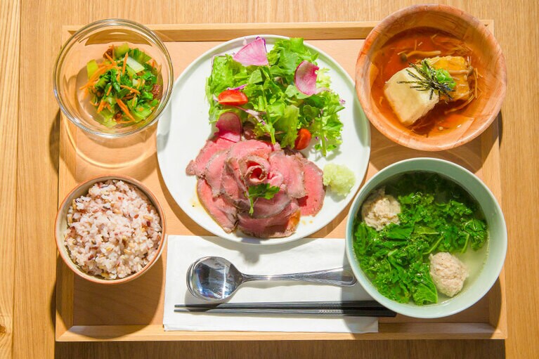 一汁三菜ランチ 16ドル。