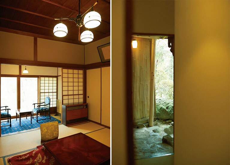 左：愛らしい照明に小さな鏡台、冬はこたつと、ほっとくつろげる客室。右：露天風呂へと向かう道中にもワクワクさせられる。