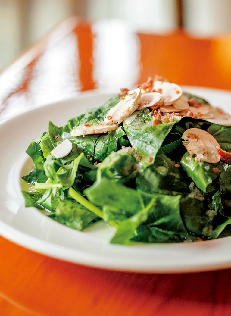 スピナッチサラダ 980円は1990年オープン以来の人気メニュー。当時はほうれん草を生で食べるのは珍しかったが、エグミのないタイプを探してオンメニュー。