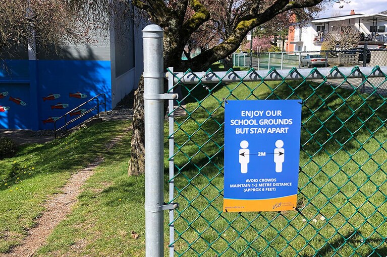 広い校庭で息抜きはできますが2m離れることがルール。