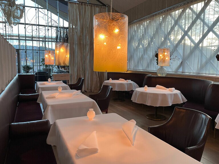 「AIRA」ではスウェーデンのガラス作家によるランプシェイドが使われている。