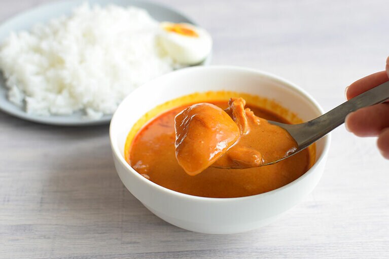 鶏肉はごろっと大ぶり、じゃがいものほくほく食感にも驚き。ココナッツミルクのクリーミーさに、玉ねぎやトマトの甘みがきいている。スパイスはコリアンダーの爽やかさが鼻にふわっと抜ける。