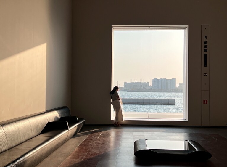 海に張り出した構造のため、展示室と展示室の間には海を臨む休憩室が設けられていることも。