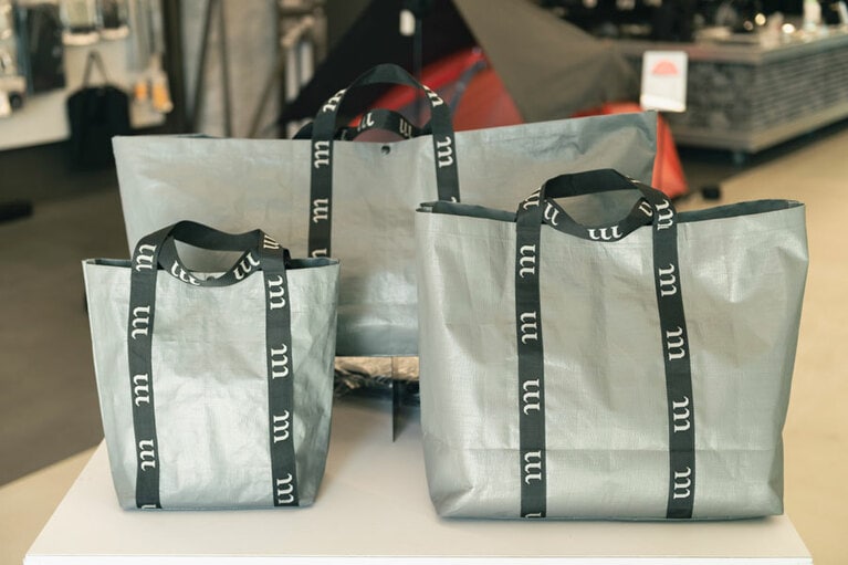 muraco TACHIKAWA限定商品。UTILITY SHOPPING TOTE BAG S：1540円、M：1,980円、L：2,420円。