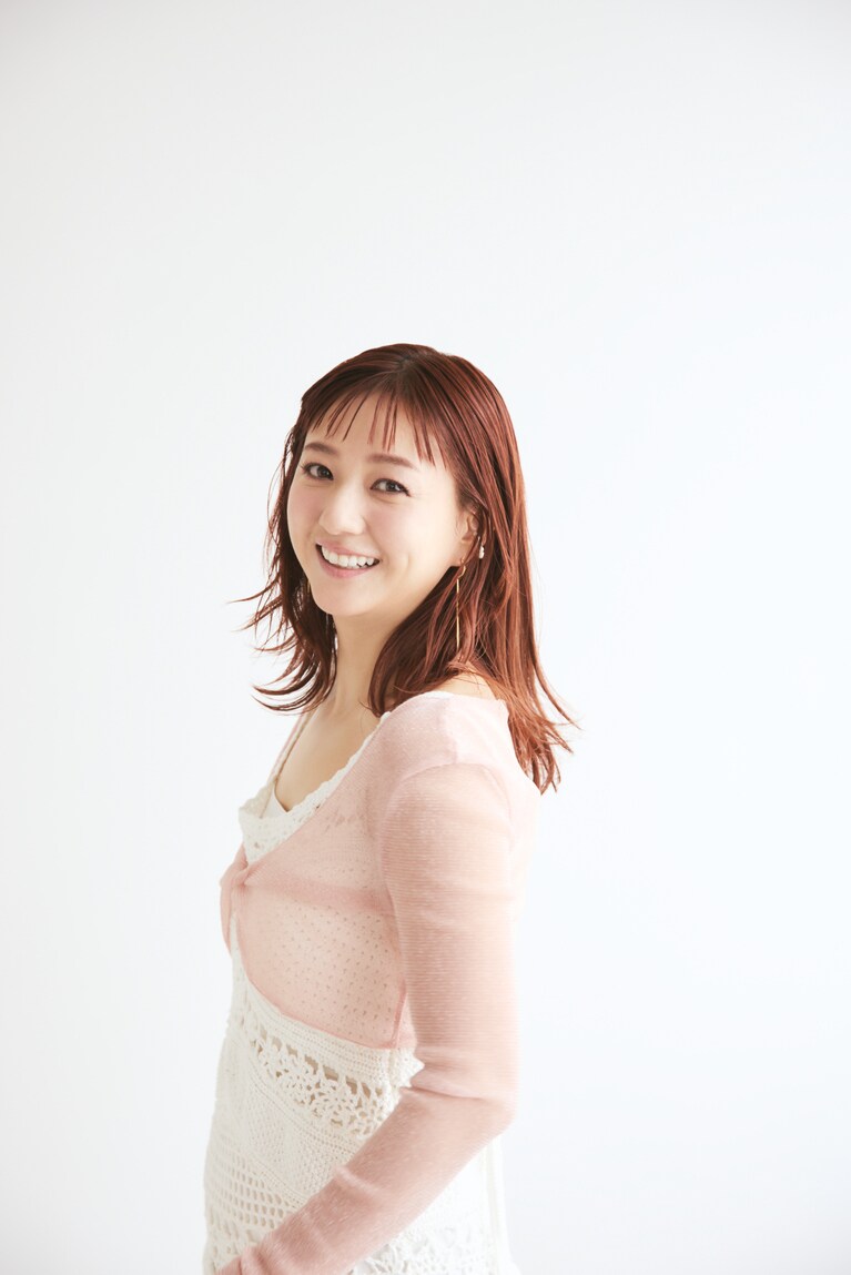 ニットドレス 77,000円／カーサフライン（カーサフライン表参道本店 03-6447-5758）イヤーカフ 18,700円／イリスフォーセブン（フーブス 03-6447-1114）ピアス 23,100円、リング(人差し指）15,400円、リング（小指）16,500円／全てテン（テン 092-409-0373）