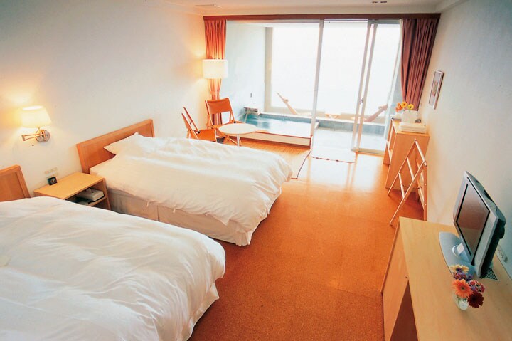 【プライベート・スパ・ホテル《オレンジ・ベイ》】スタンダードツインタイプの客室。ほかに和洋室のデラックススイートもある。