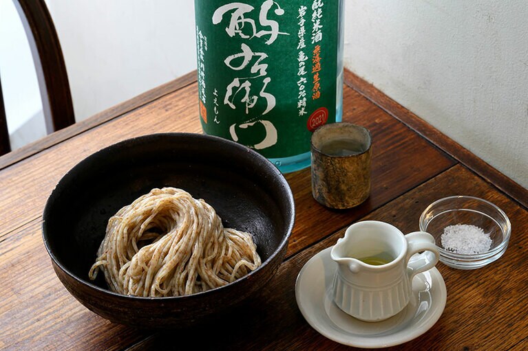 “自家製冷やし麺”780円。南部小麦の玄麦を使い、つなぎに海藻を練り込んだ風味のいい自家製麺を、香茸オイルや塩で味わう究極のシメ。