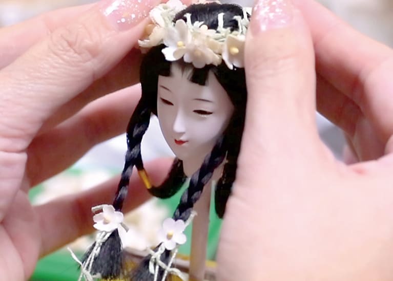 分業体制で製造される雛人形だが、サンプルはほとんどの部分を自分で作った。