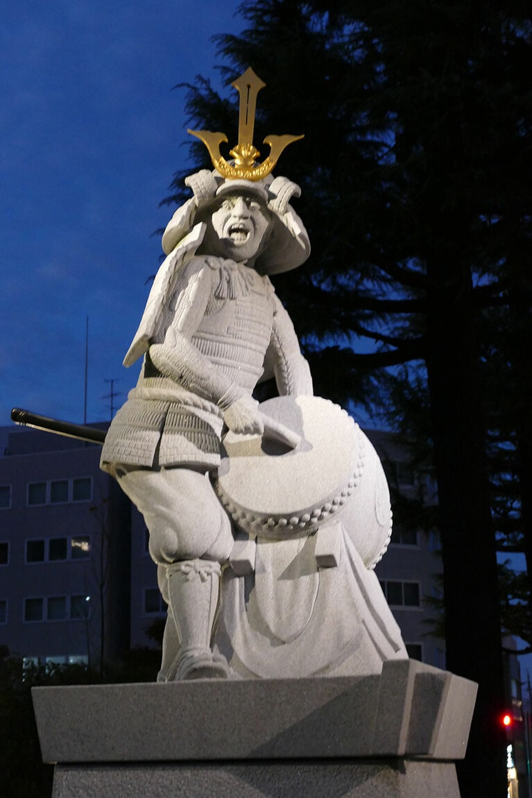 「敵だあ～！」と叫んでいるのだろうか。