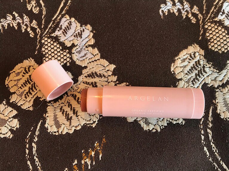 「ムードカメリア」は定番色の「アンバーローズ」より、もう少し赤みを抑えたモカブラウン。