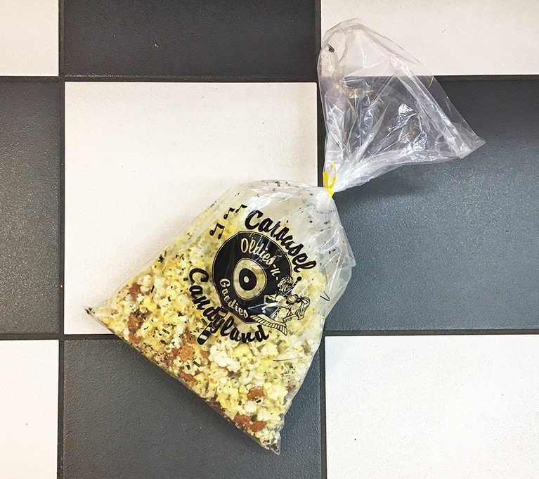 袋に空気をいっぱいいれて、フリフリしてから食べましょう。こちらはスモールサイズ5.49ドル。