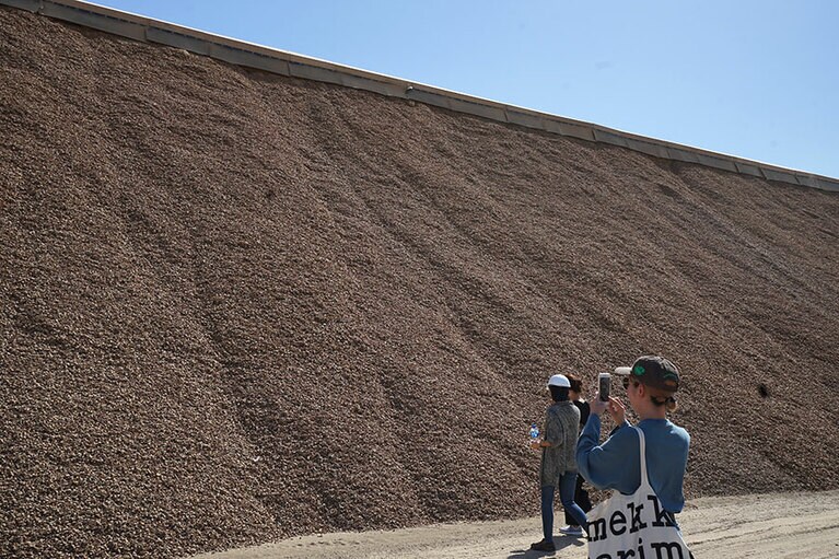 隣接する工場の外には果皮がうずたかく積みあげられていた。その高さは10メートル以上。これらは家畜の飼料となる。