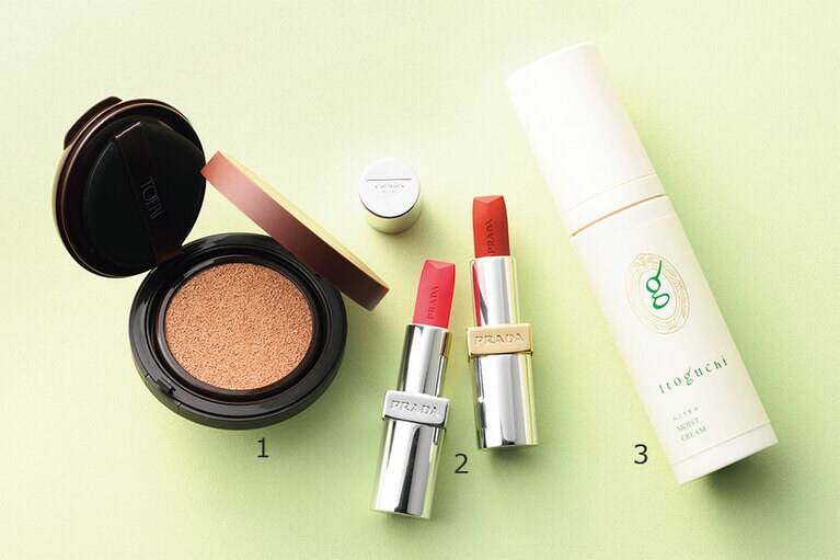 1：トーリ クッションファンデーション SPF46・PA+++ 02 11g 4,620円、リフィル 3,520円／モデラート 
2：右から：モノクローム ウェイトレス リップカラー（マット レザー）O76、同（スムース ナイロン）P156 各6,930円、リフィル 各4,840円／プラダ ビューティ（2024年3月20日 全国発売） 
3：イトグチ モイストクリーム SPF17・PA+++ 40g 5,500円／きものブレイン