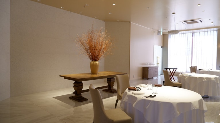 かつて銀行だった建物をレストランに改装。「福井銀行」の看板からは想像もつかない、優雅な空間が広がっています。