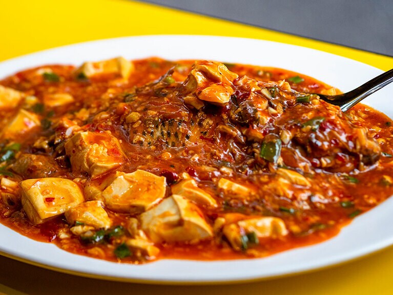 台湾鯛の麻婆豆腐掛け「豆瓣海吳郭魚(ドウバンハイウーグォユイ)」300元。台湾鯛に甘酸っぱい麻婆豆腐がかかり、お酒はもちろん白飯にも合う。